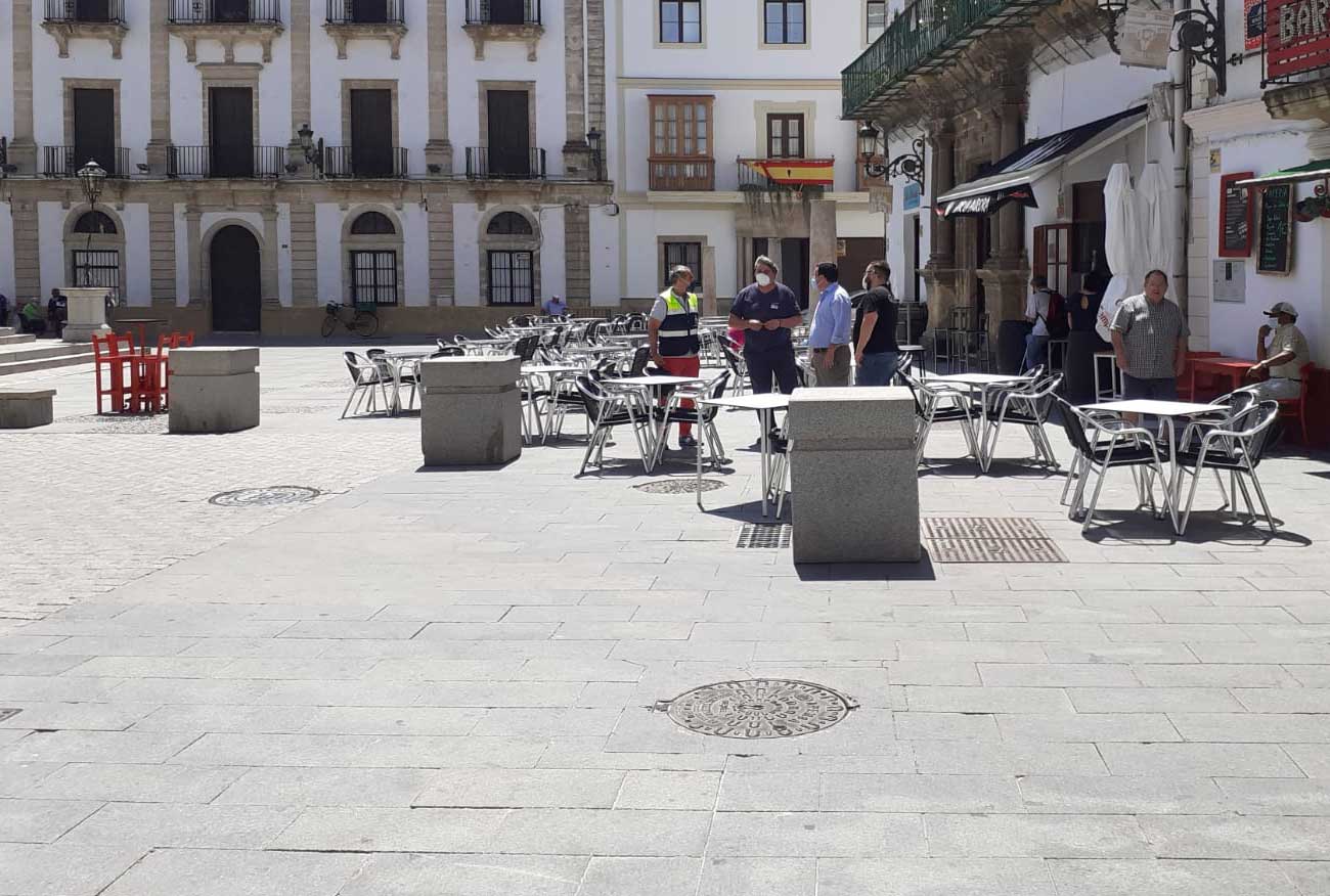 Mantenimiento Urbano toma medidas de seguridad  para proteger a los peatones en la Plaza de España