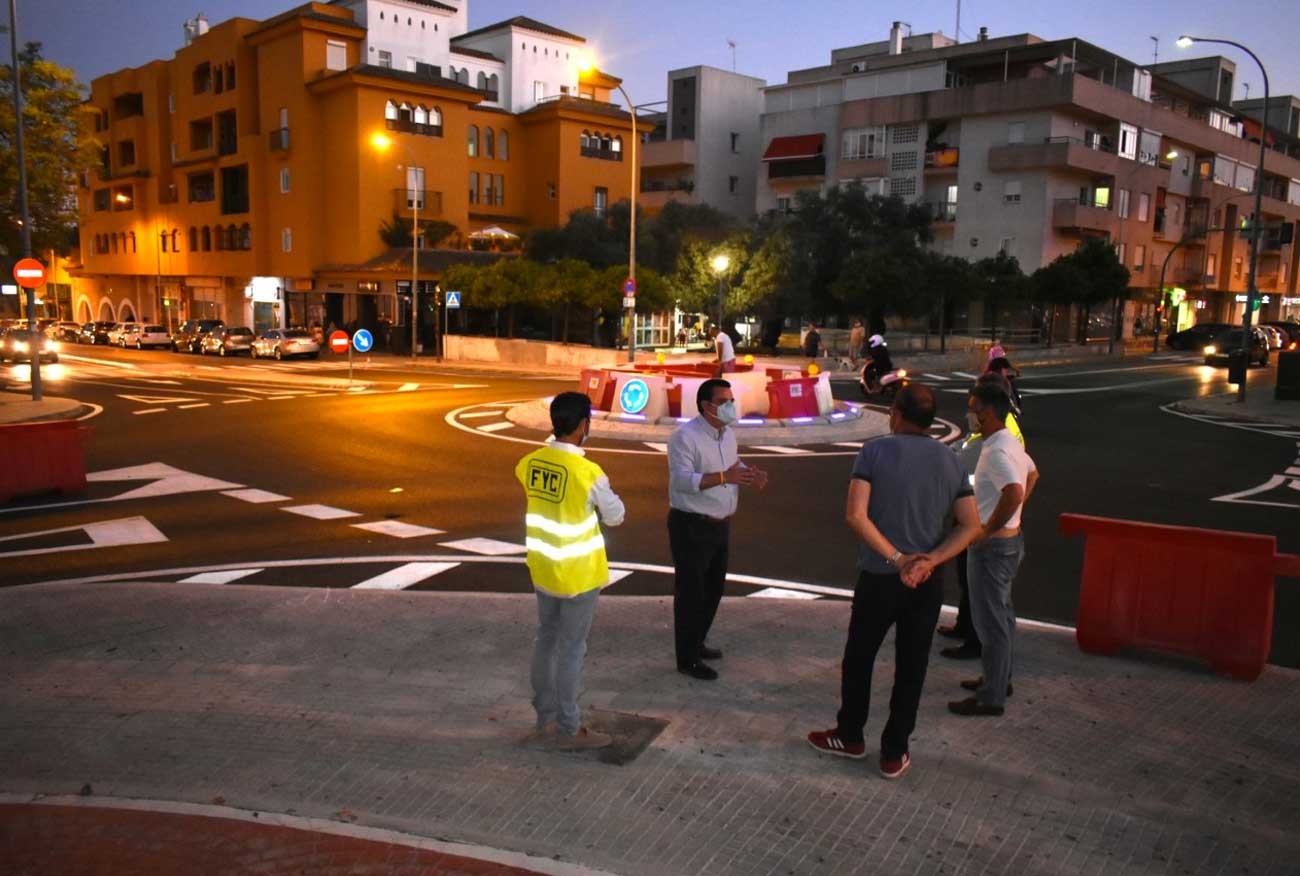 La rotonda de La Libertad, la primera de Andalucía en contar con bordillo de luces LED para ser más visible