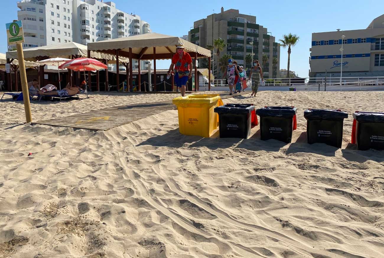 Medio Ambiente refuerza la limpieza de playas con 115 nuevos contenedores