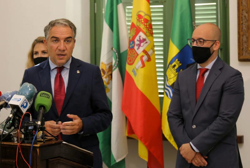 El consejero de la Presidencia, Administración Pública e Interior de la Junta repasa con el alcalde los principales proyectos del municipio recogidos en la ITI de Cádiz