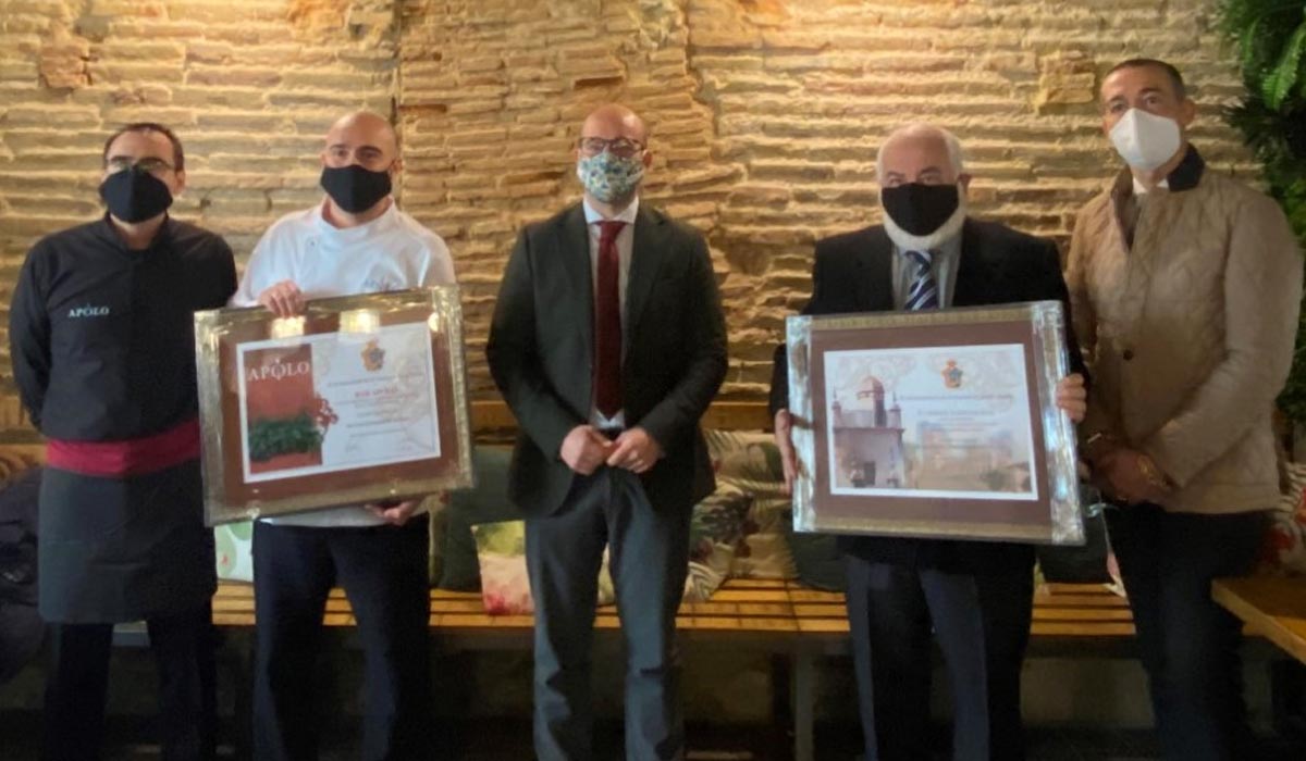 Germán Beardo entrega a Antonio Gutiérrez Ruiz y al “Bar Apolo” los Diplomas de Patrimonio Histórico Local 2020