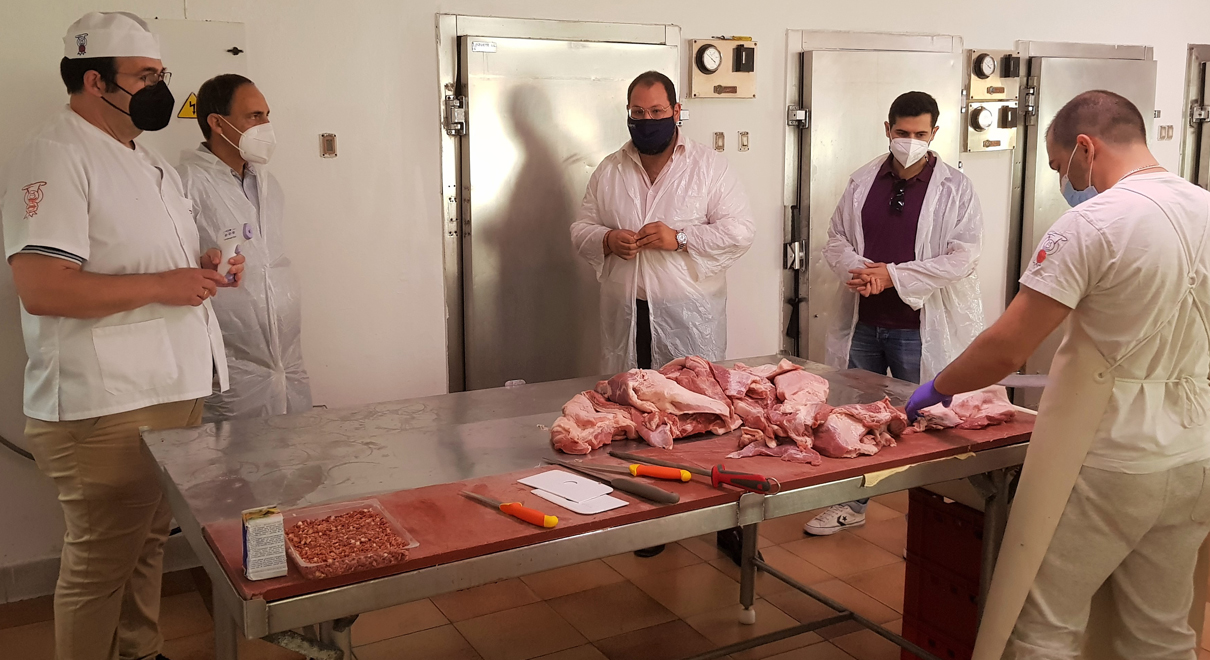 Bello subraya el carácter familiar y portuense de Cárnicos Ortega, una empresa en expansión que conjuga tradición y modernidad