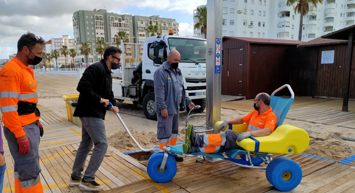 Medio Ambiente instala duchas inteligentes en el litoral de Valdelagrana: equipamiento pionero en España diseñado por una empresa portuense líder en innovación sostenible