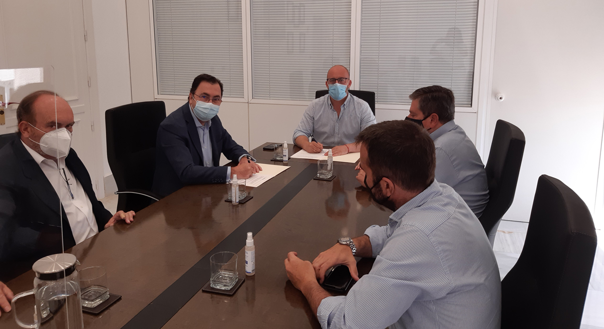 Apemsa firma el contrato de mantenimiento de las depuradoras y del alcantarillado que garantiza la estabilidad de los trabajadores y la mejora del servicio