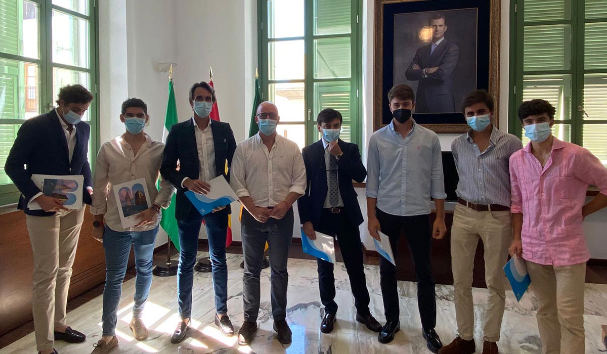 El alcalde reconoce la valentía y el tesón del mundo del toro de El Puerto, a los profesionales y a los que luchan por serlo El alcalde reconoce la valentía y el tesón del mundo del toro de El Puerto, a los profesionales y a los que luchan por serlo