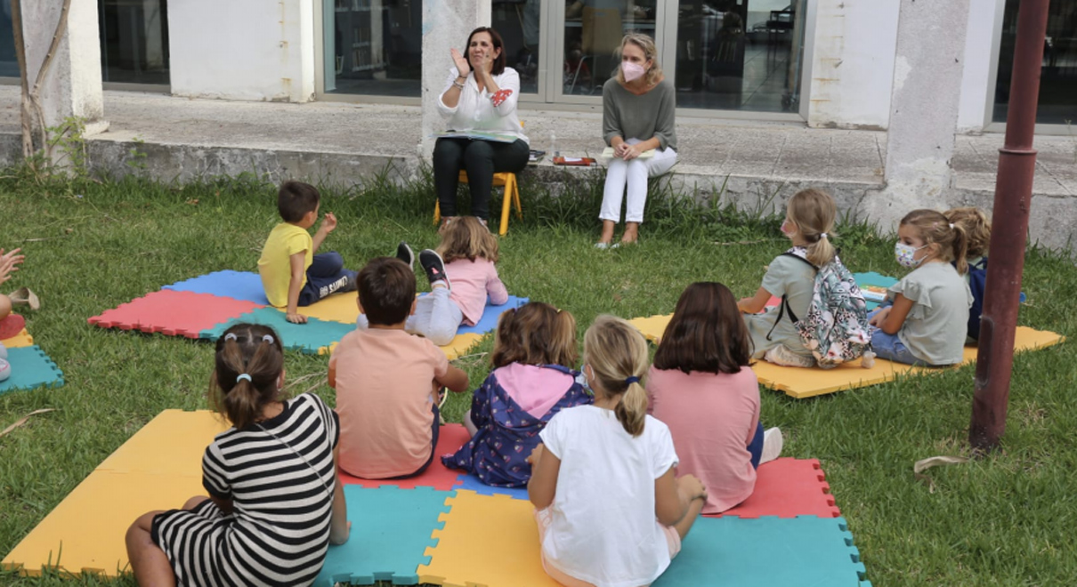 Los niños celebran el Día de las Bibliotecas con una lectura colectiva en el jardín de María Teresa León