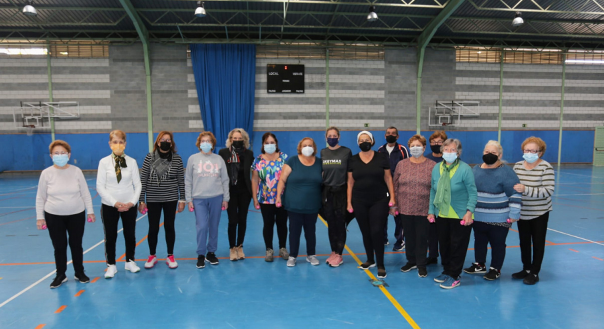 Cerca de 200 mayores se dan cita en el Pabellón Jóvenes Portuenses para ponerse en forma