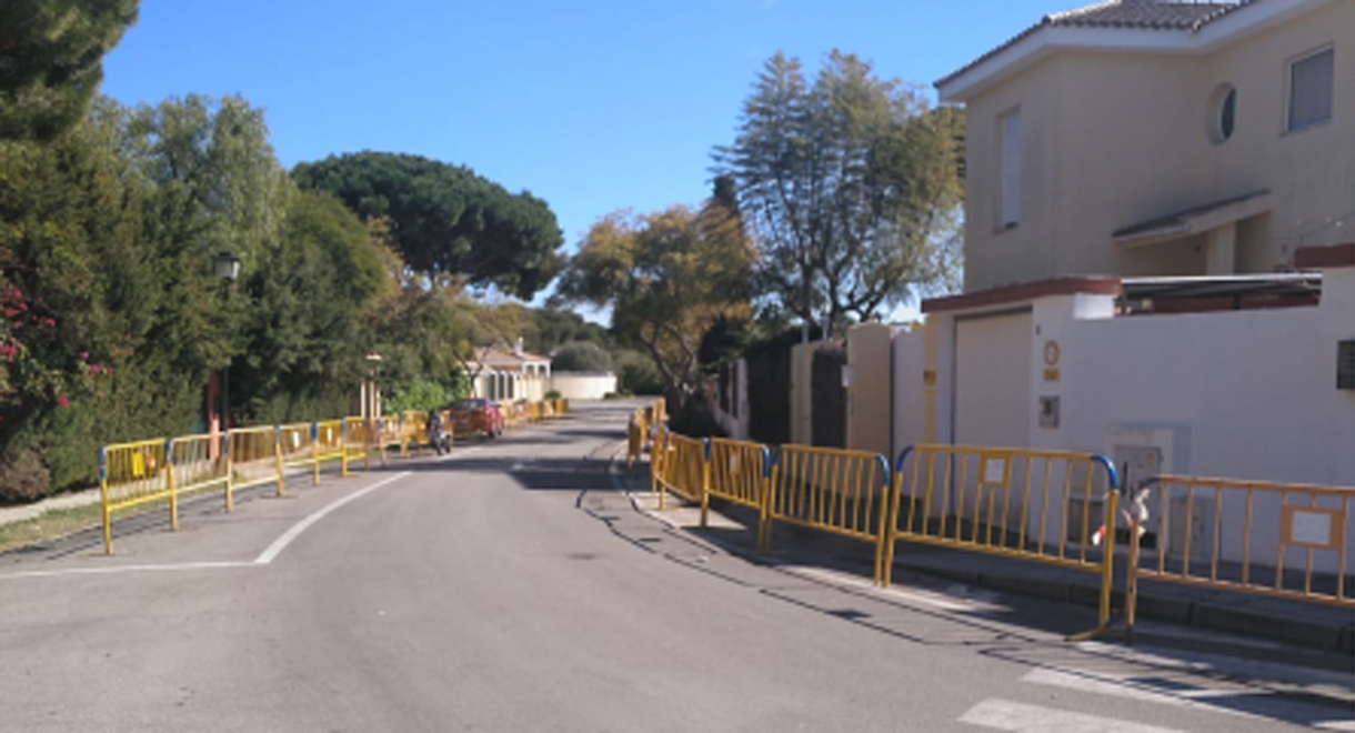 Apemsa inicia la ejecución de las obras de restitución de la red general de abastecimiento y saneamiento de la Urbanización Cuatro Pinos