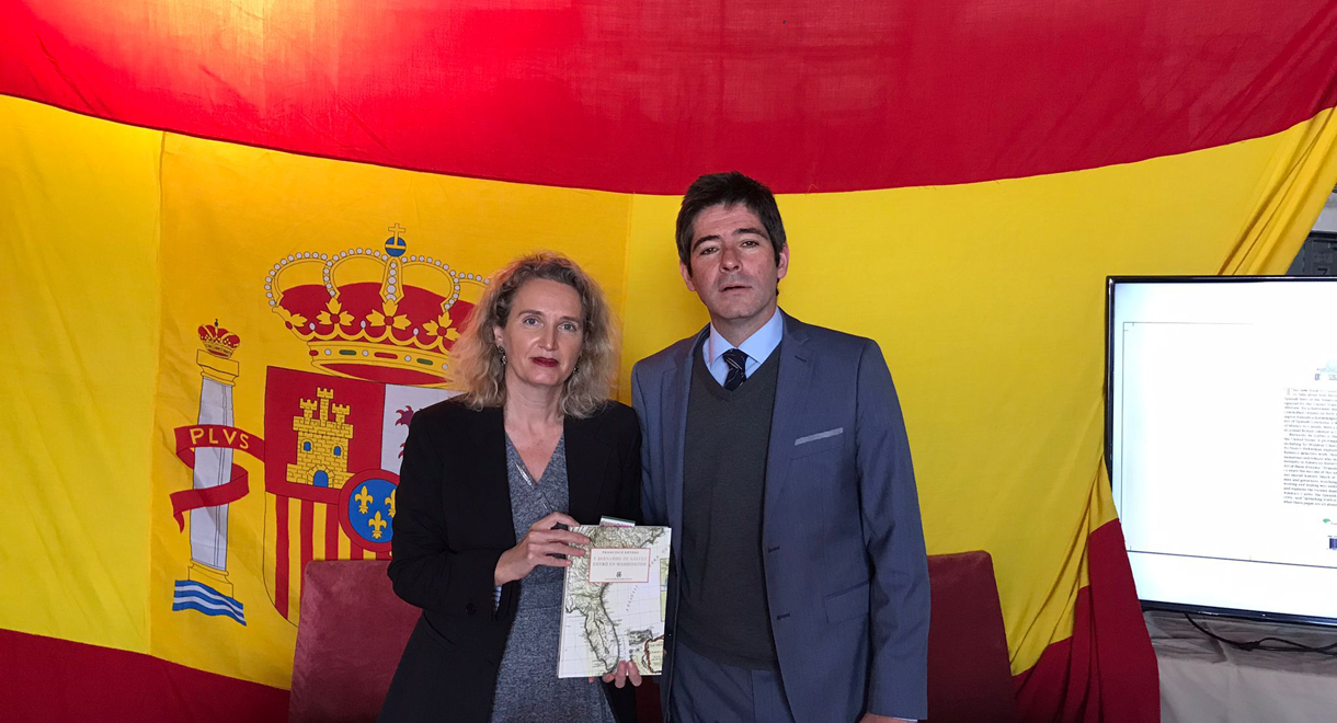 Campos felicita al periodista Paco Reyero por su trabajo sobre Bernardo de Gálvez, que se presentó a bordo de la fragata “Numancia”