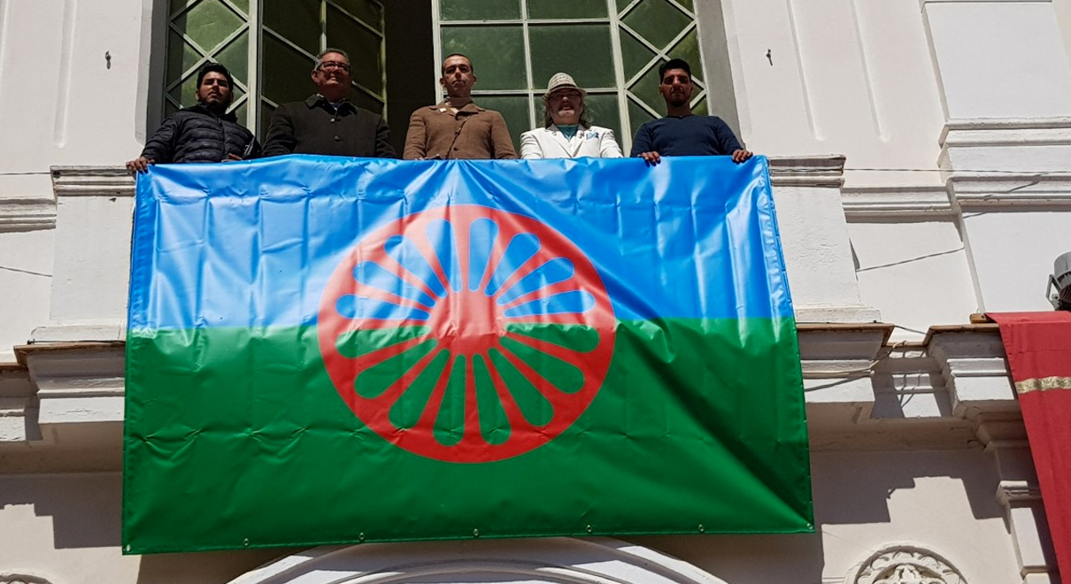 La bandera romaní ondea en el balcón del Ayuntamiento con motivo del Día Internacional del Pueblo Gitano