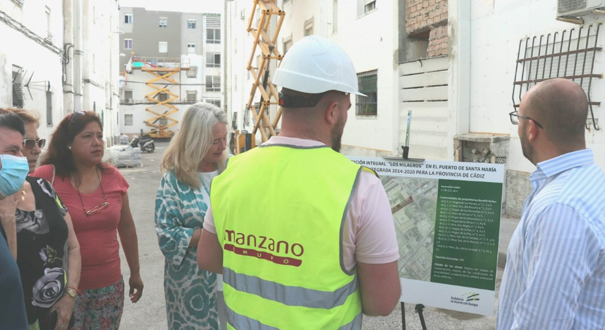 Germán Beardo supervisa con los vecinos y técnicos las obras de rehabilitación de la barriada de Los Milagros