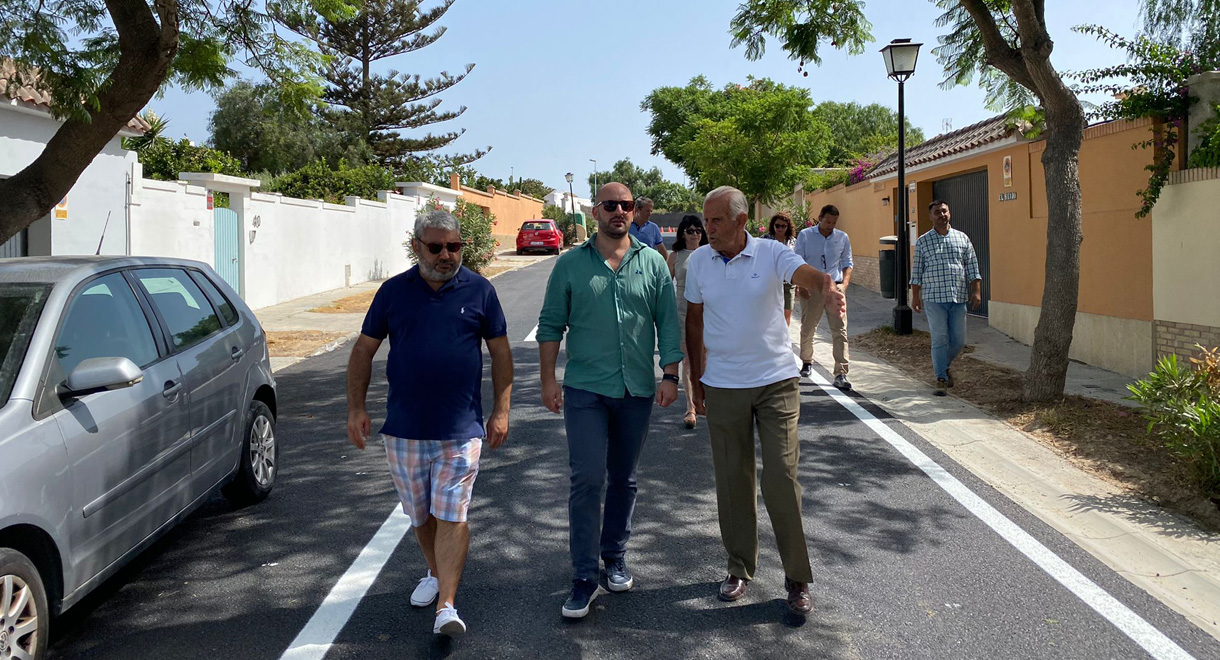 Beardo visita con los vecinos de Cuatro Pinos las obras terminadas por Apemsa