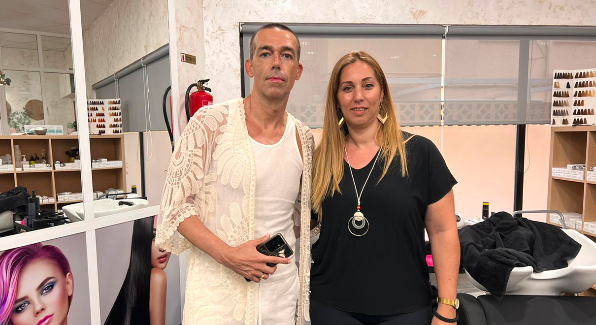 Calleja felicita a Patricia Vela por la inauguración de su salón de belleza