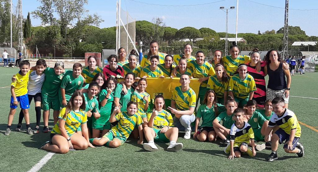 Calleja realiza el saque de honor en el partido de fútbol femenino senior que midió al CD SAFA San Luis y al CF Algeciras