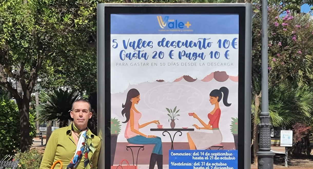 Comercio instala en los mupis carteles informativos sobre la campaña Cádiz Vale +