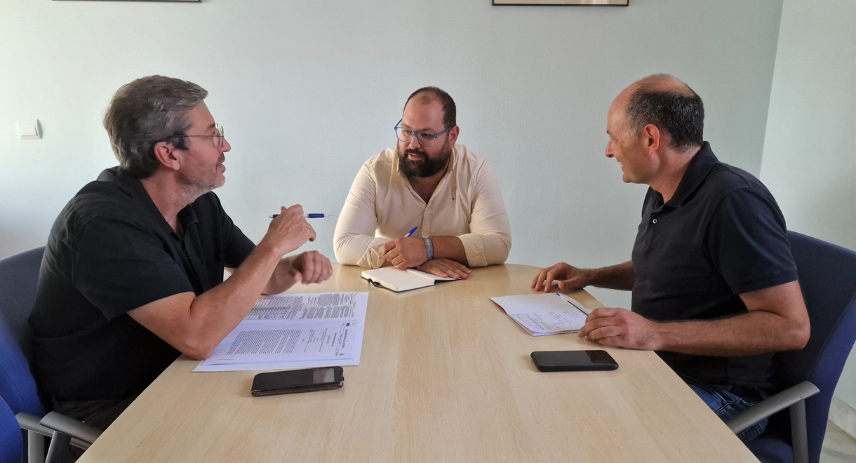 Bello se reúne con la plataforma de interinos para abordar el proceso de estabilización