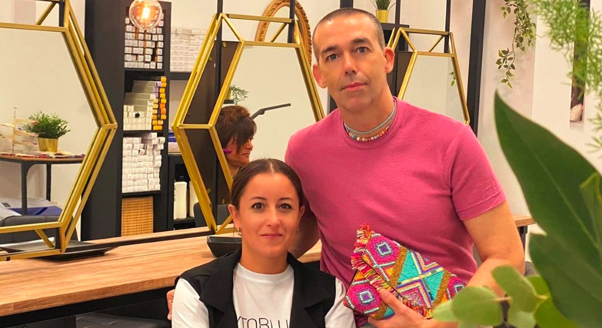 Calleja visita “Jennifer Gutiérrez Peluquería y Estética”, establecimiento que acaba de inaugurar sus puertas en la Angelita Alta