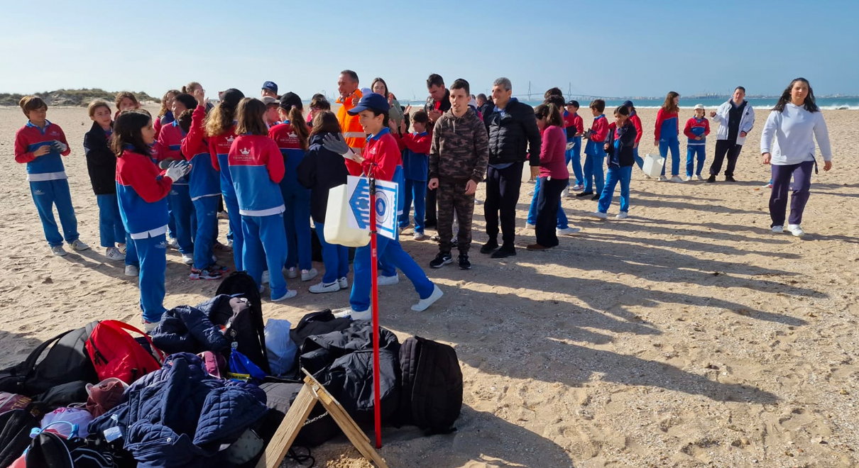 Una marea verde de voluntarios clama contra los plásticos limpiando los espacios naturales de El Puerto