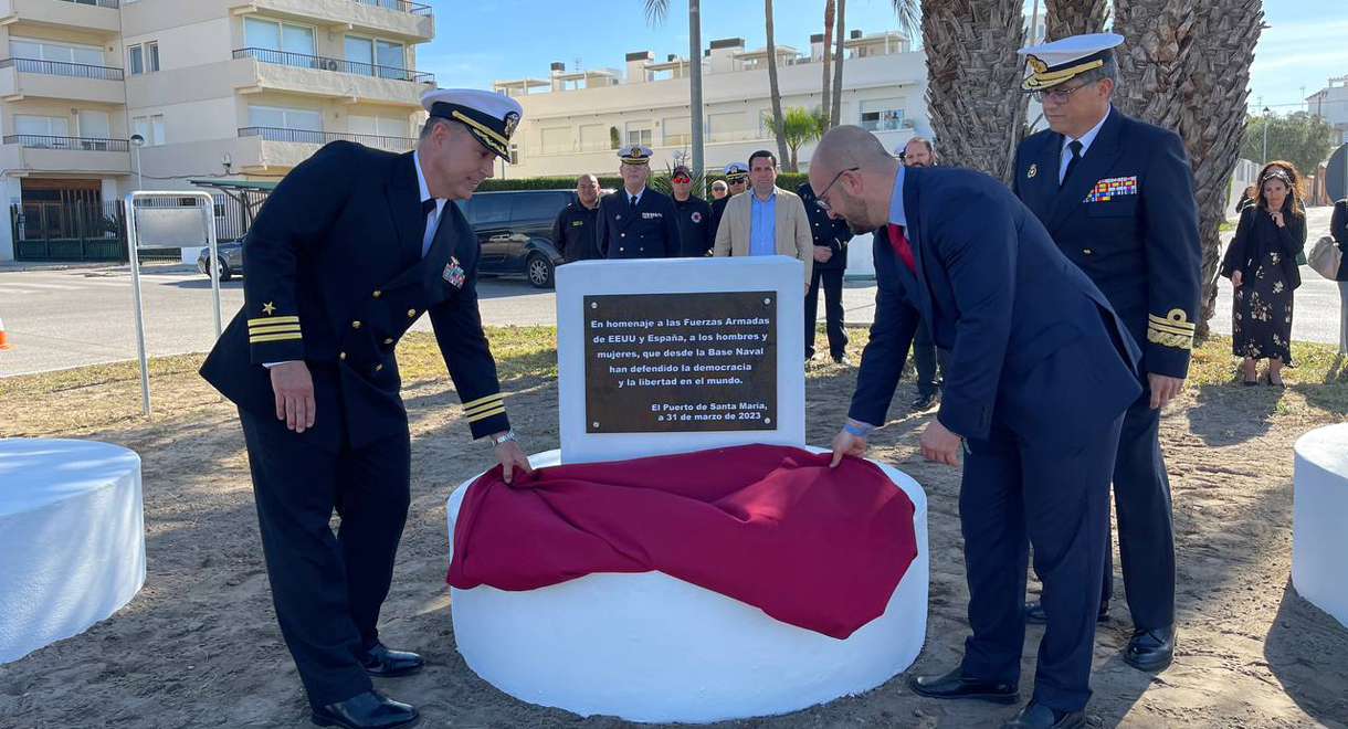 El Puerto inaugura la Glorieta de las fuerzas armadas de EEUU y España en la avenida del Parador