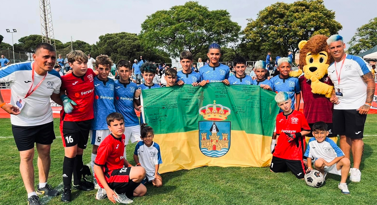 La bandera viajera de El Puerto ondeó en Punta Umbría gracias al equipo alevín del CD La Estrella-Los Frailes