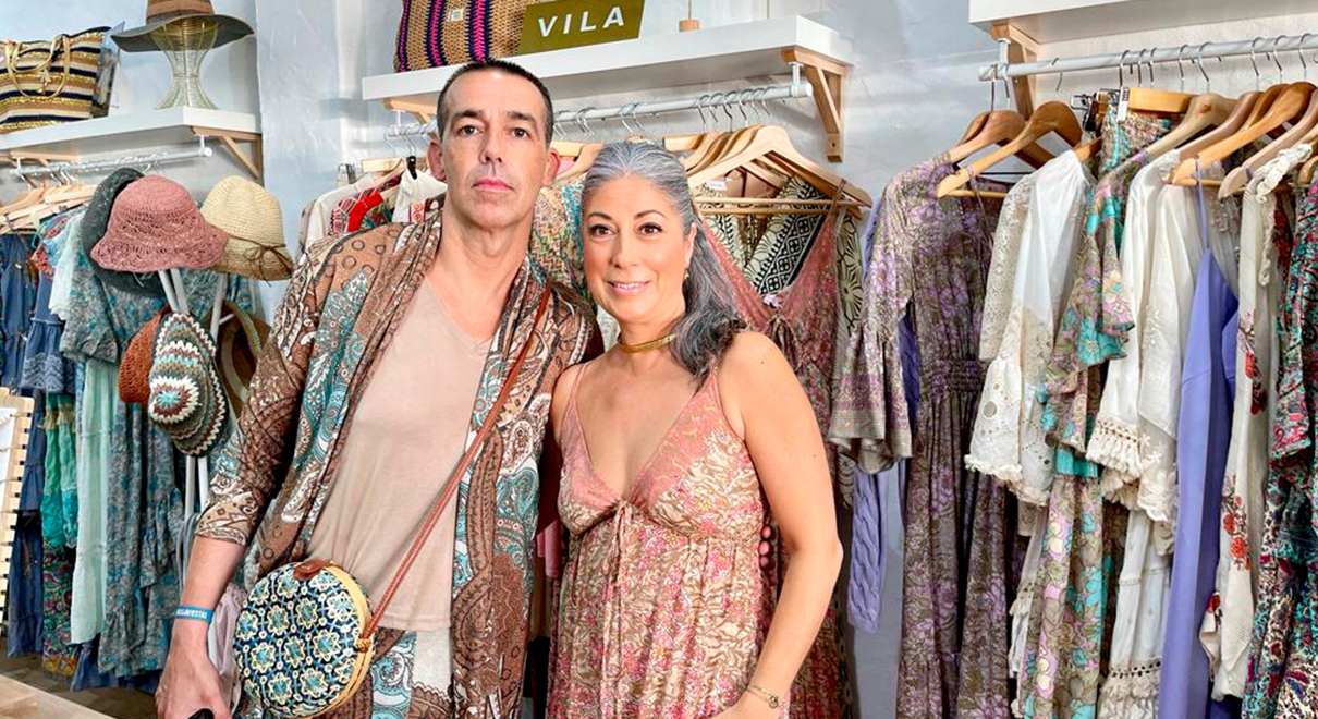 Calleja visita “La tienda de Noemí”, en el Paseo Marítimo de Valdelagrana