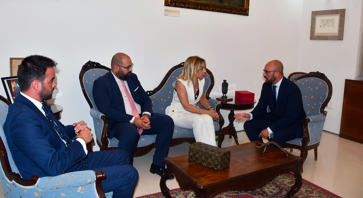 Visita institucional de la presidenta de la Diputación de Cádiz, Almudena Martínez, al Ayuntamiento de El Puerto Visita institucional de la presidenta de la Diputación de Cádiz, Almudena Martínez, al Ayuntamiento de El Puerto