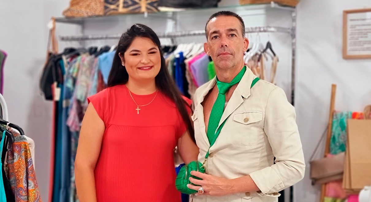 Calleja inaugura “El roperito de Alegría”, una tienda para mujer que Ana Menacho regenta en la calle Luna