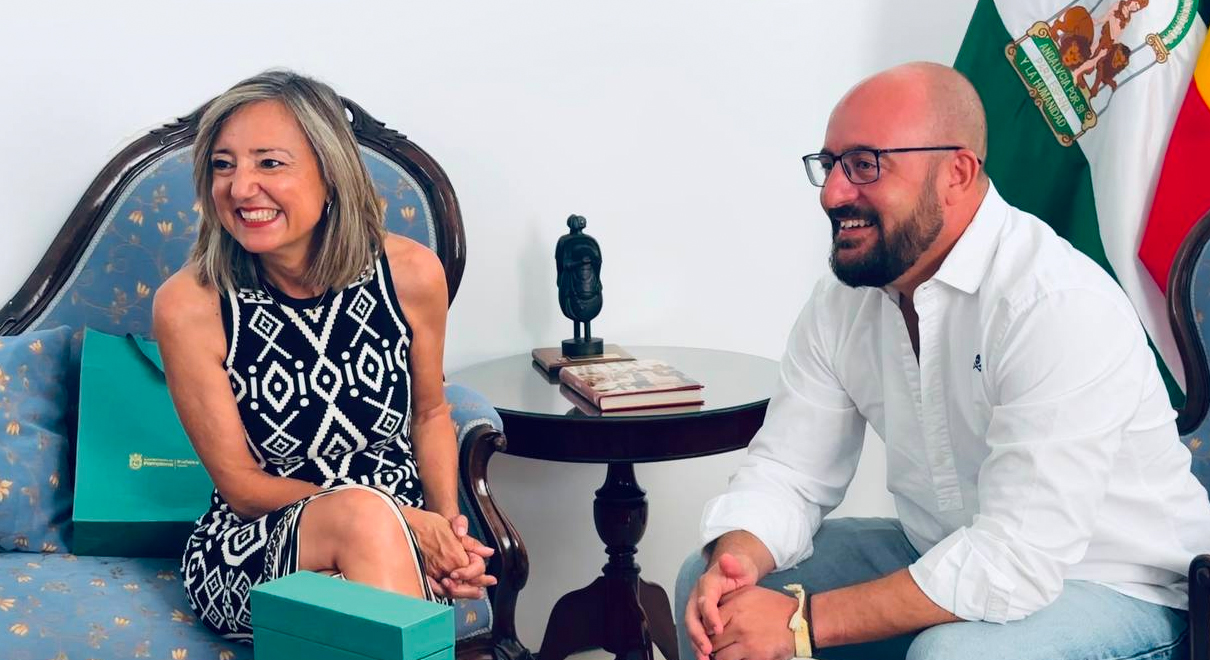 La alcaldesa de Pamplona, Cristina Ibarrola, visita el Ayuntamiento portuense