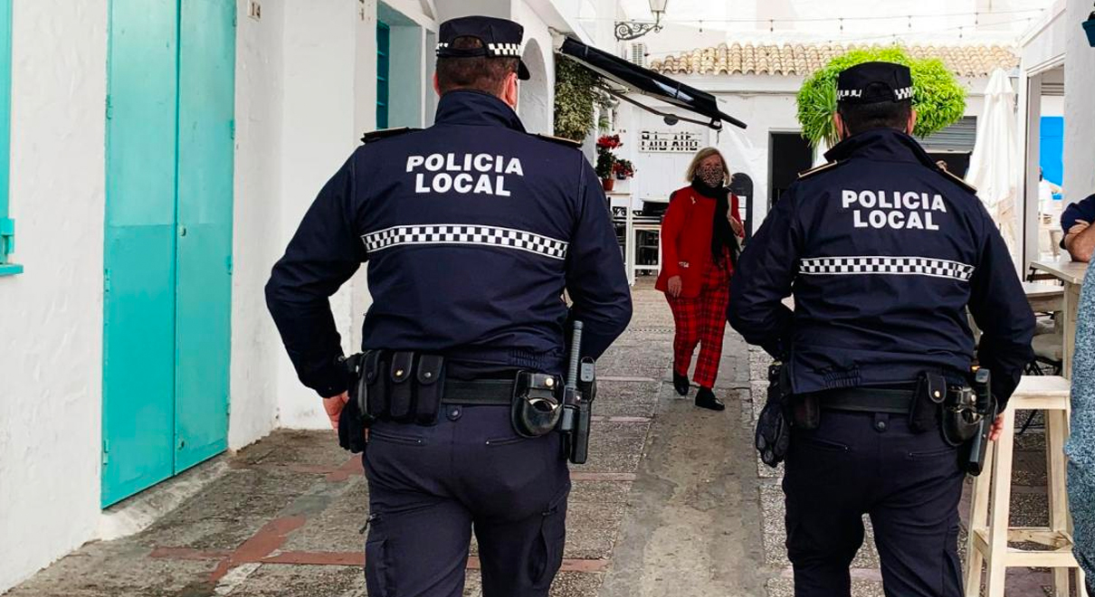 Agentes de la Policía Local ayudan a salvar la vida de un menor, que se estaba ahogando en pleno centro de la ciudad