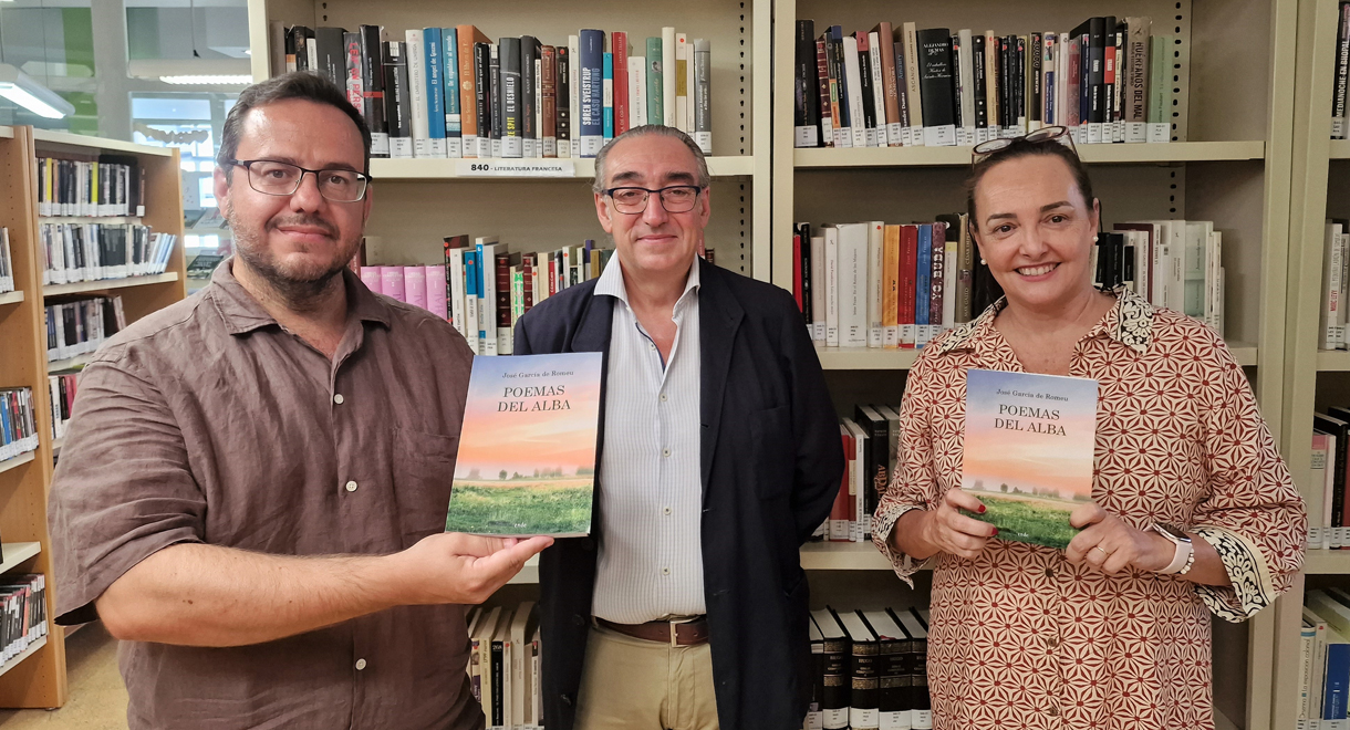 García de Romeu dona a la Biblioteca dos ejemplares de “Poemas del alba”, su libro más reciente