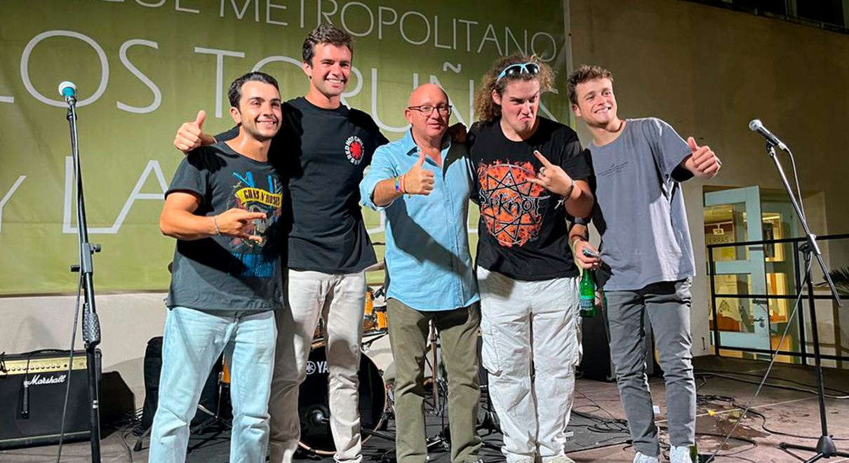 El grupo de El Puerto '4Cuerdos' cerró con broche de oro el Ciclo de Conciertos “4Lunas”, dejando claro que en esta tierra hay jóvenes con mucho talento