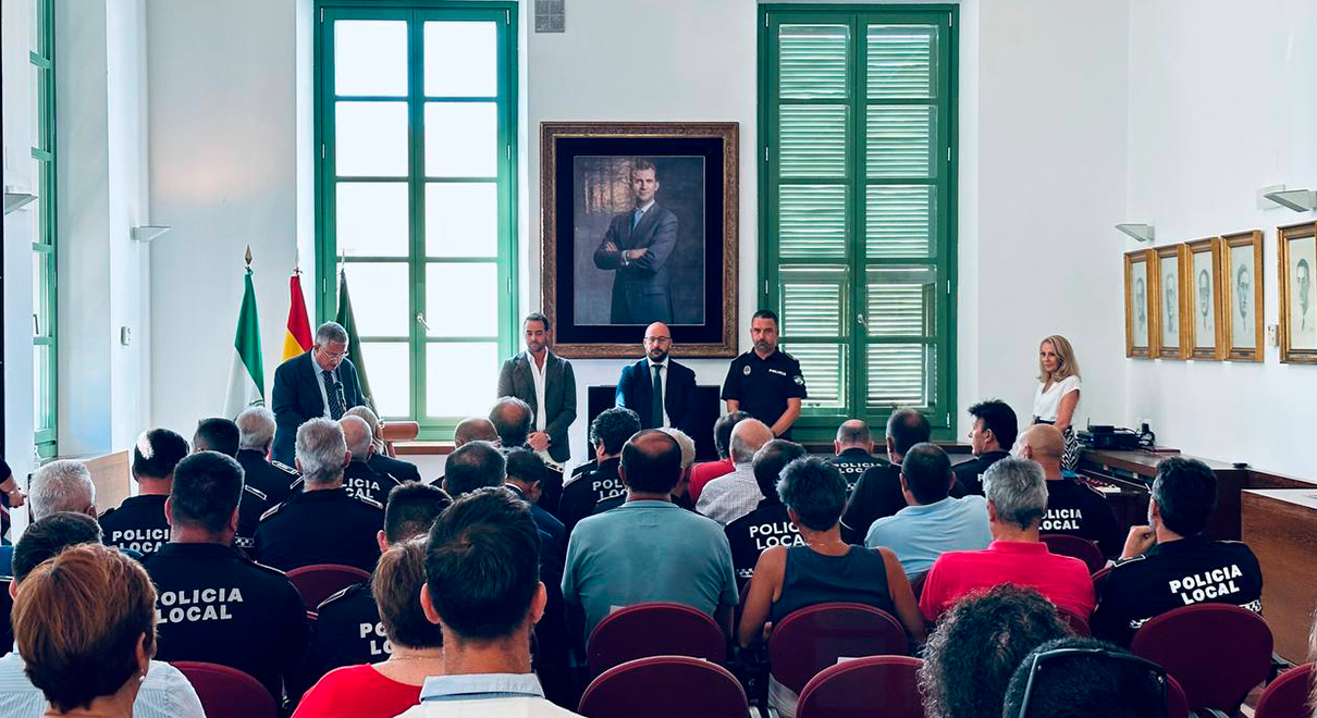 El Puerto distingue a los agentes de Policía Local que cumplen 25 y 40 años de servicio, con la medalla de la Constancia