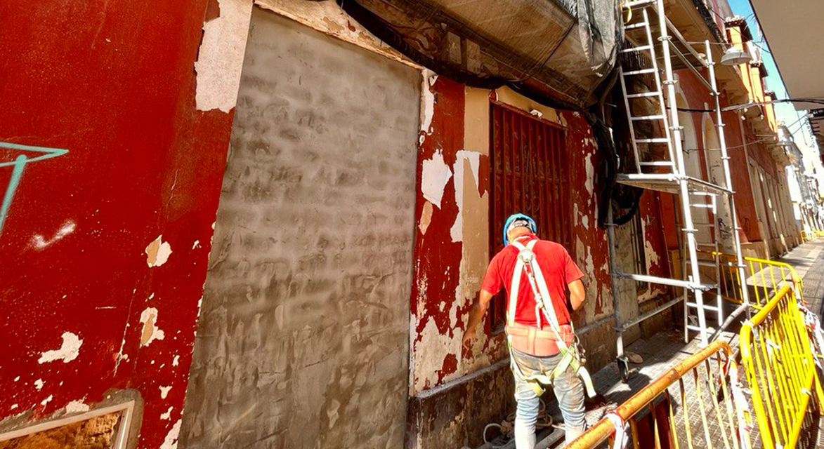 El Ayuntamiento de El Puerto acomete de manera subsidiaria la rehabilitación de la fachada de Ricardo Alcón 3