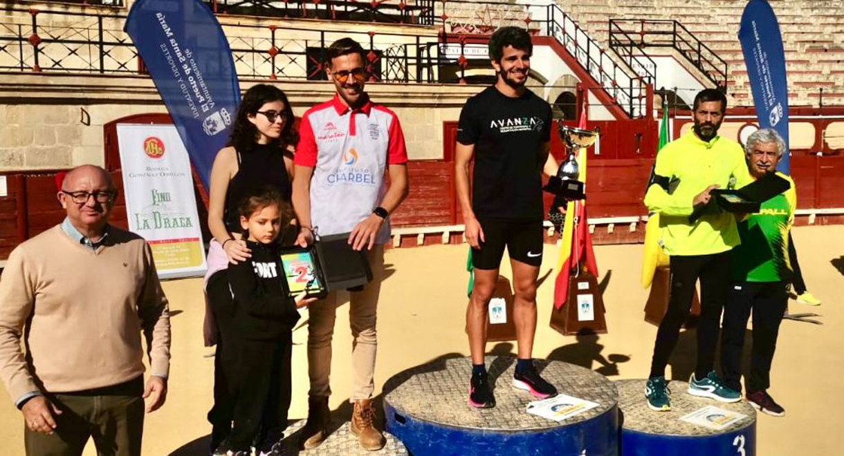 La XXVII Carrera Popular Puerto Menesteo congregó a 350 atletas en una cita que aunó deporte y solidaridad