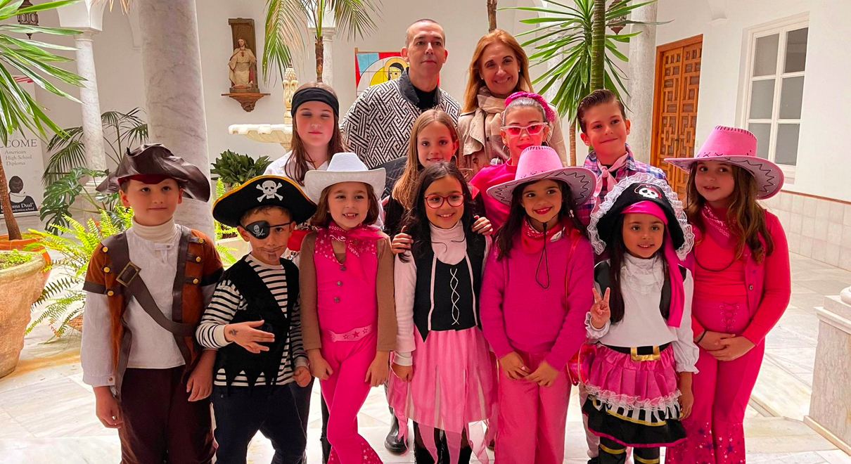 Calleja acompaña al Colegio de Las Carmelitas en su Fiesta de Carnaval