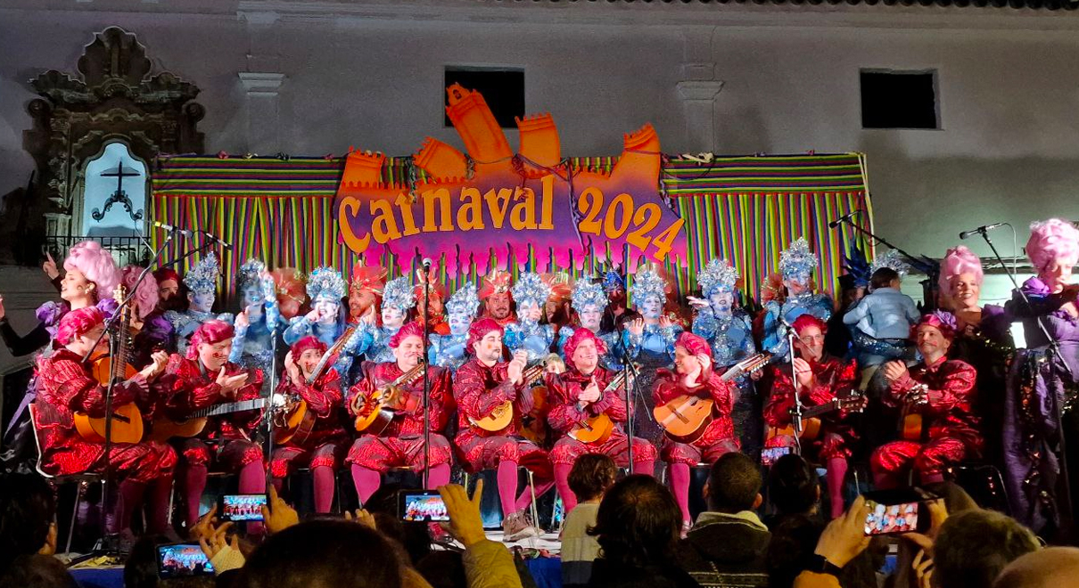 El viernes de Carnaval de El Puerto desató un gran ambiente con las primeras coplas y la imposición de bandas a los coquiner@s 2024