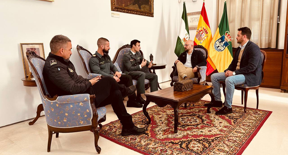 Germán Beardo recibe al nuevo jefe de la Compañía de Chiclana de la Guardia Civil