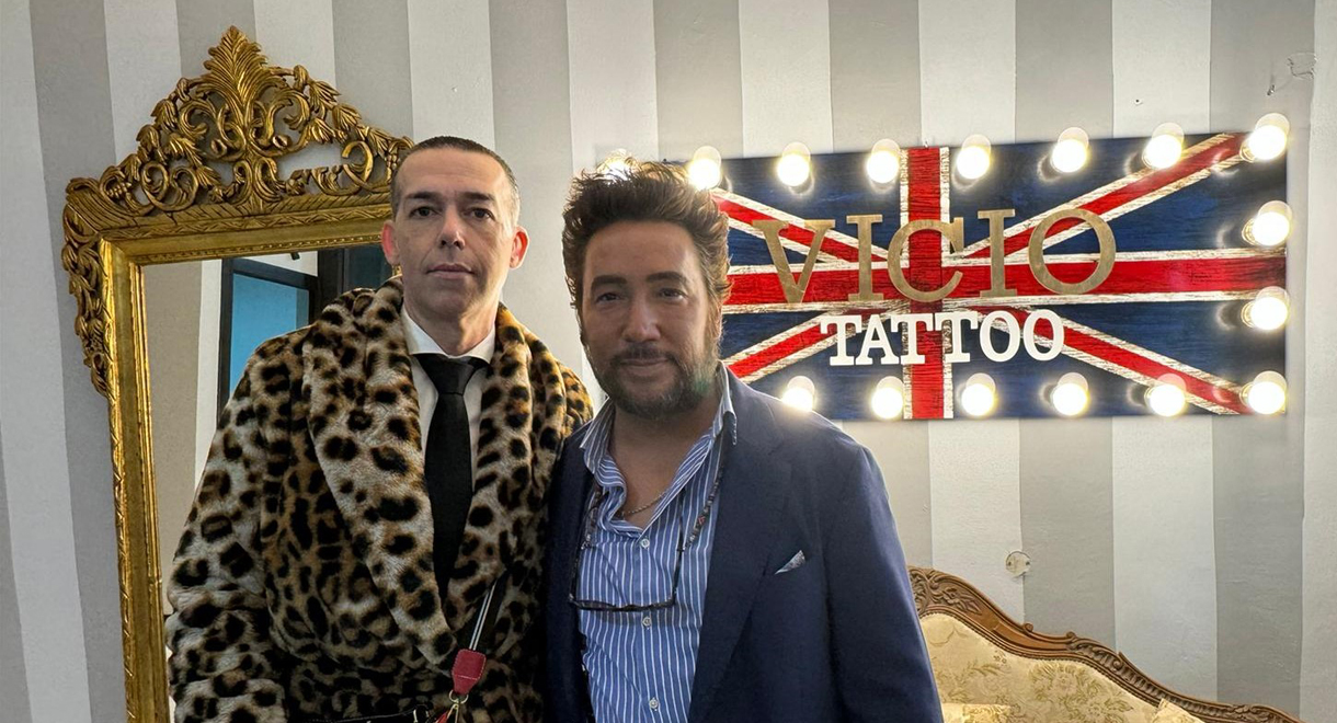 Calleja visita Vicio Tattoo, una de las marcas de tatuaje más reconocida en Andalucía