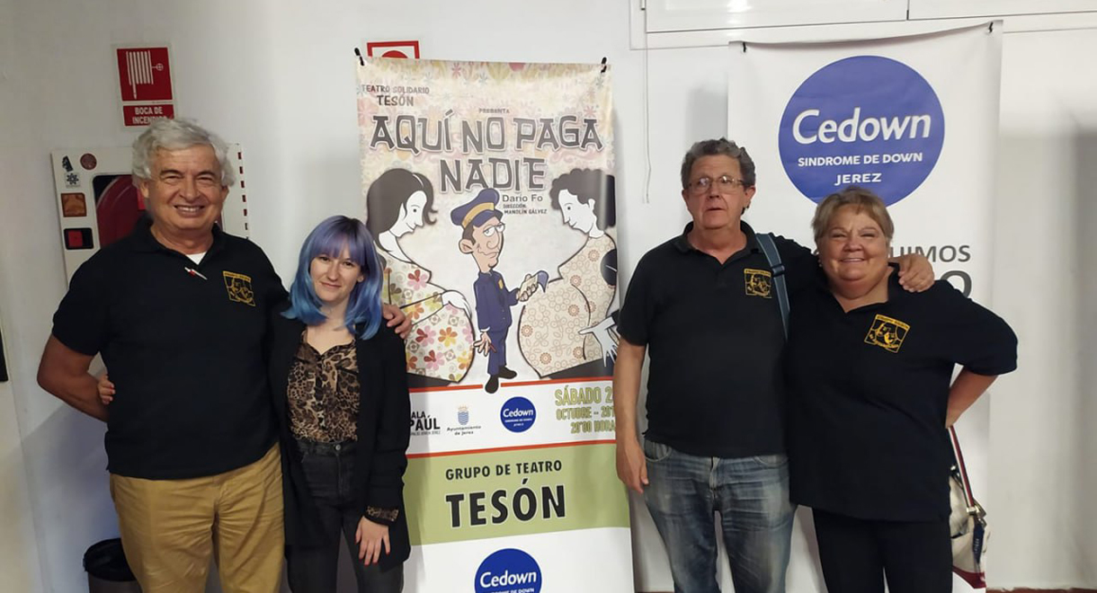 Iglesias felicita al Grupo de Teatro Solidario Tesón por seguir en escena tres décadas después de su fundación