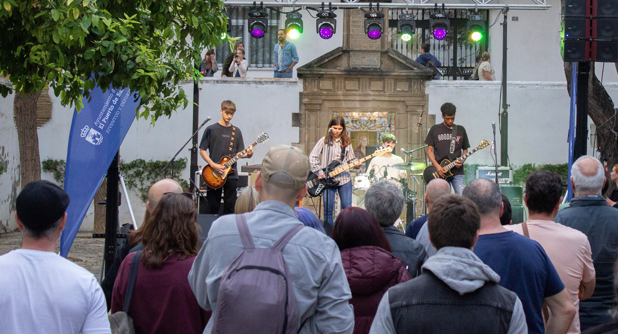 Destroyers y Loco Jones llenaron la Plaza Colón de su Rock Joven