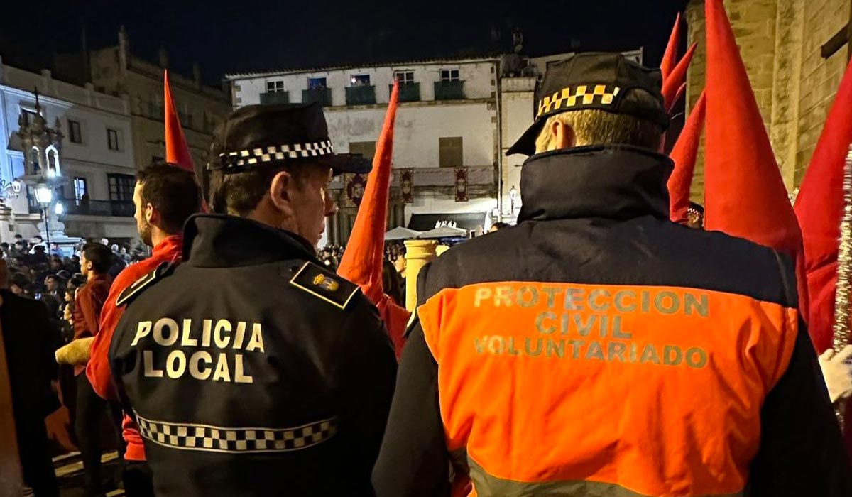 La Agrupación de Voluntarios de Protección Civil de El Puerto junto al dispositivo de Seguridad de Semana Santa salvan una vida el Miércoles Santo en plena Plaza de España