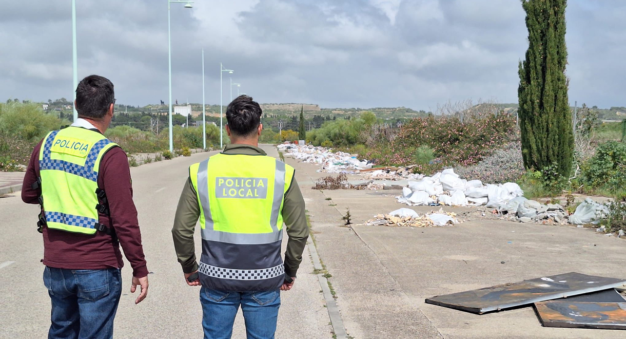 Continúa la lucha de la Policía Local contra los vertidos ilegales de basuras y enseres en El Puerto