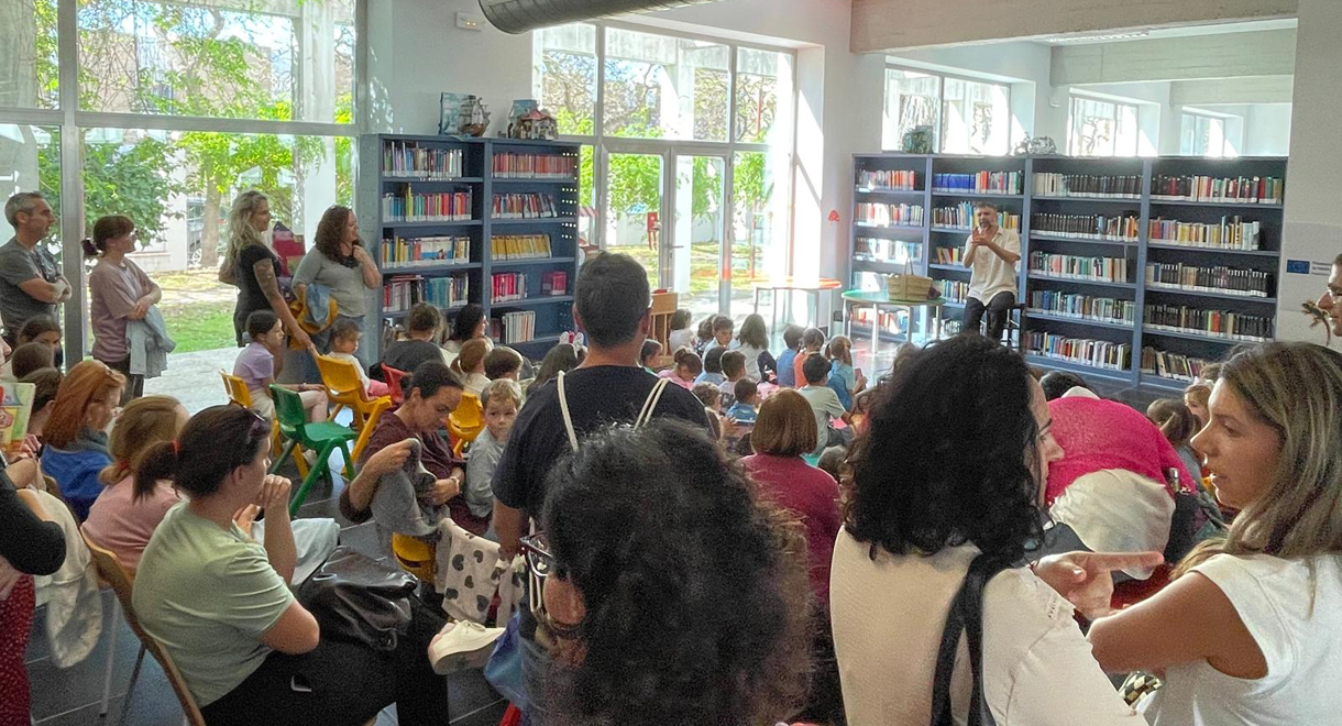 El público infantil se vuelca con el cuentacuentos del Día del Libro en #ElPuerto2024