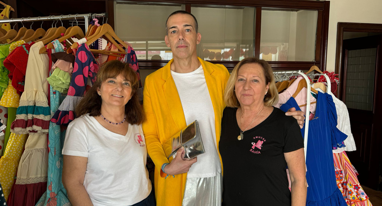 Calleja visita el Mercadillo Flamenco Solidario que la Asociación de Mujeres con Cáncer Bahía tiene instalado en Luna, 36