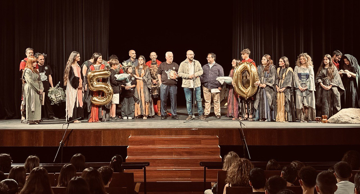 Beardo se sube a la escena del Teatro Municipal con el Grupo Balbo para aplaudir su 50º aniversario
