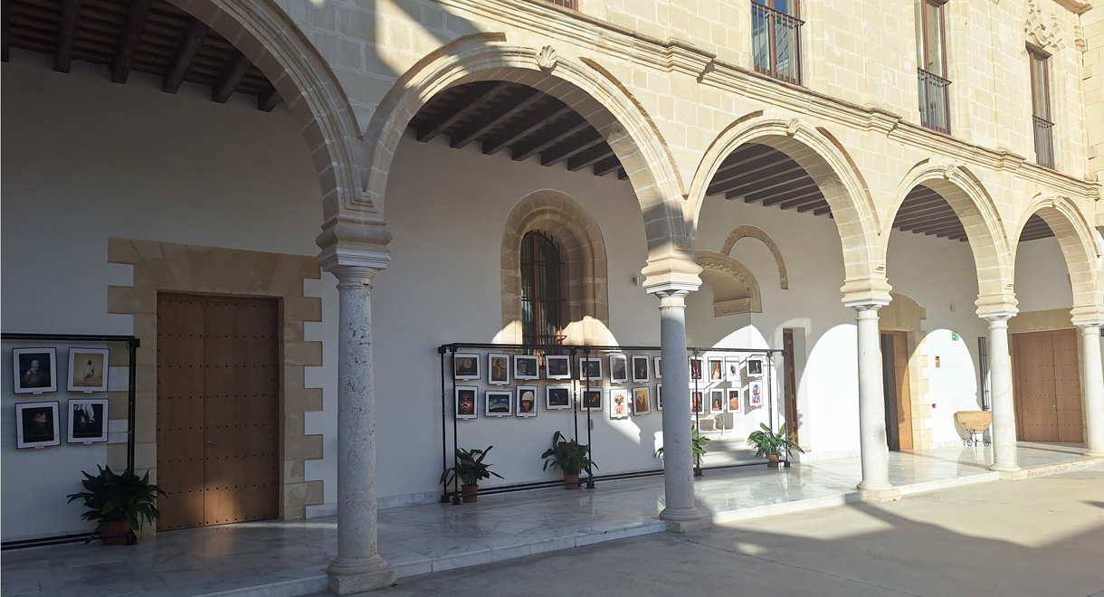 La exposición sobre la historia de la Fiesta de los Patios Portuenses continúa en el Hospitalito durante mayo