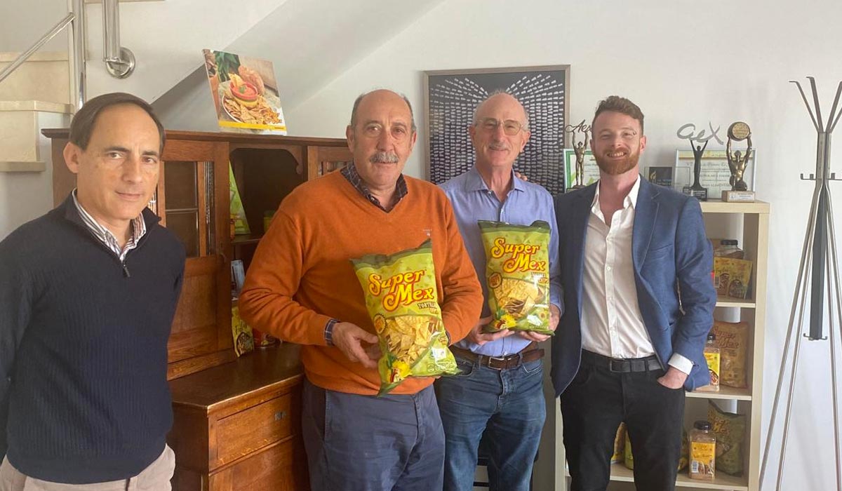 Carmelo Navarro visita Super-Mex, ejemplo de empresa familiar que lidera la elaboración y provisión de productos mexicanos desde El Puerto