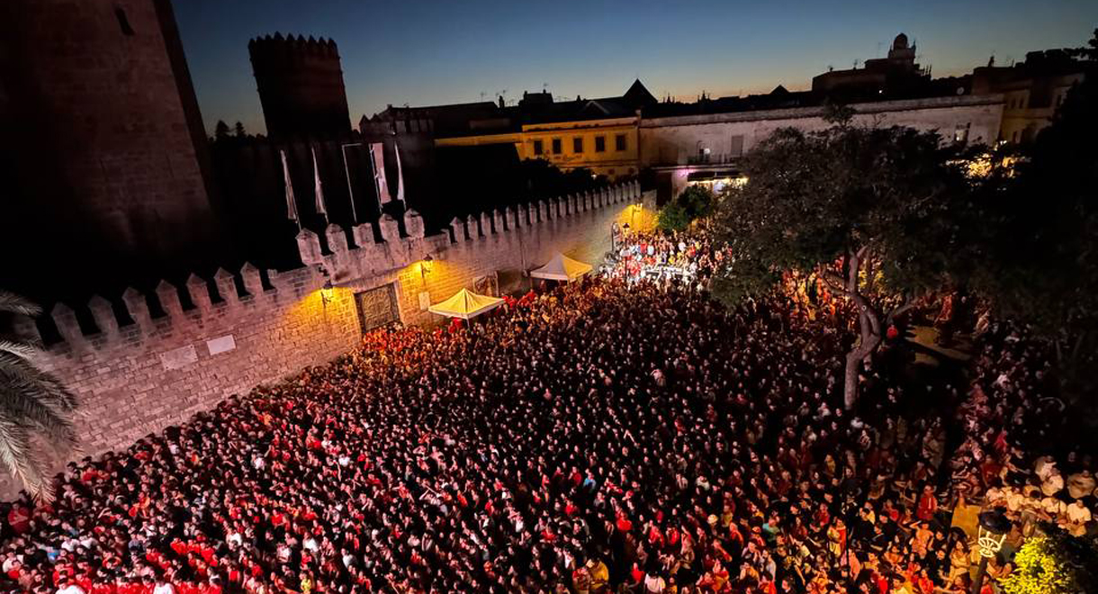 La Policía destaca el comportamiento ejemplar de los aficionados que festejaron la Eurocopa en la Plaza del Castillo La Policía destaca el comportamiento ejemplar de los aficionados que festejaron la Eurocopa en la Plaza del Castillo