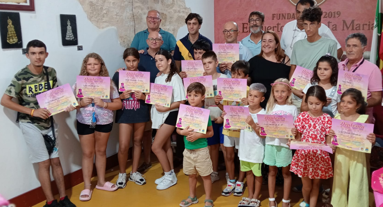 González Nieto visita el taller de dibujo 'Revoleras de colores'