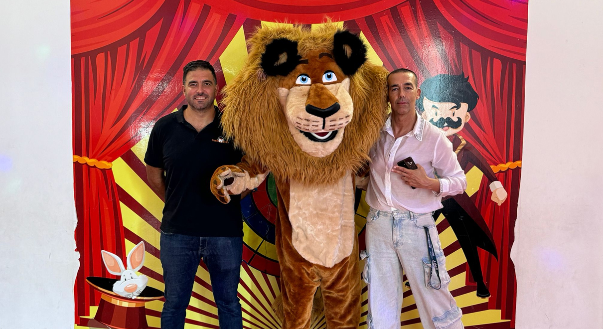 Calleja felicita a Circus Ilusionando por su tercer aniversario
